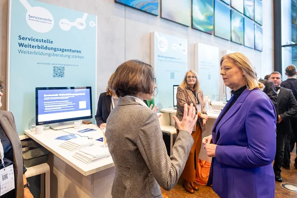 Ministerin Bärbel Bas (BMAS) im Gespräch mit SWBA-Leiterin Aileen Körfer.