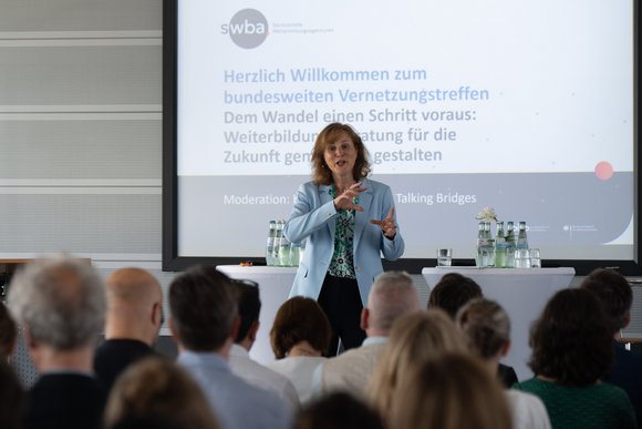 Begrüßung durch die Moderatorin beim ersten bundesweiten Vernetzungstreffen der SWBA