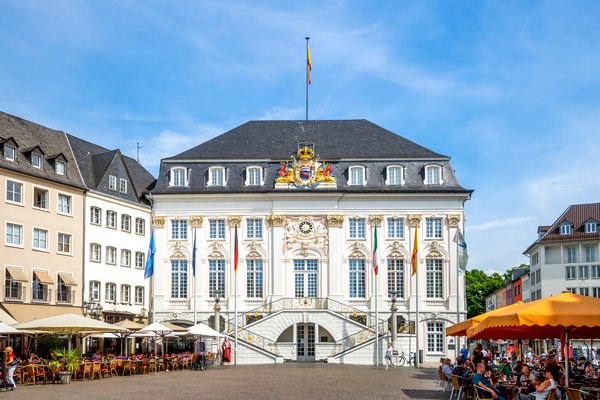 Altes Gebäude in weiß und rosa mit Stuck und goldenen Verzierungen