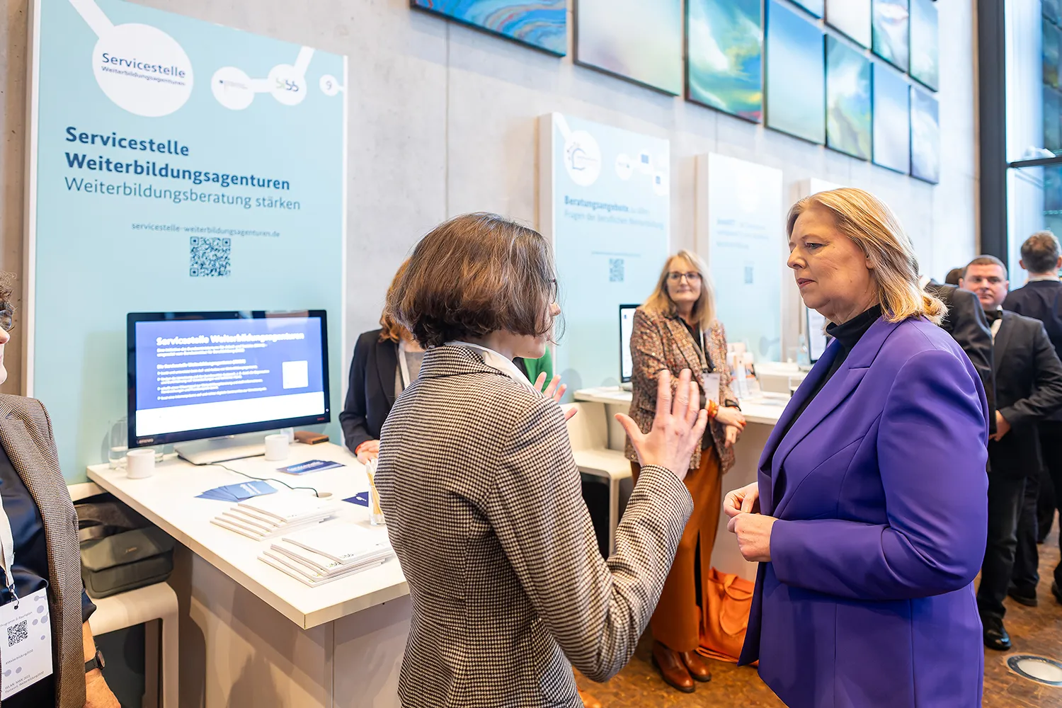 Ministerin Bärbel Bas (BMAS) im Gespräch mit SWBA-Leiterin Aileen Körfer.